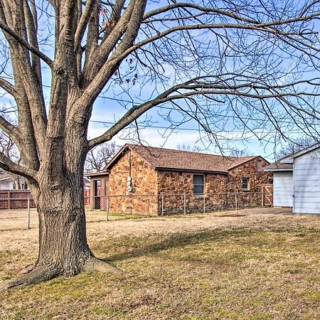 Dog-Friendly Bartlesville Retreat With Yard! 외부 사진